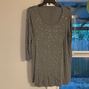 3/4 sleeve nursing shirt with gold stars